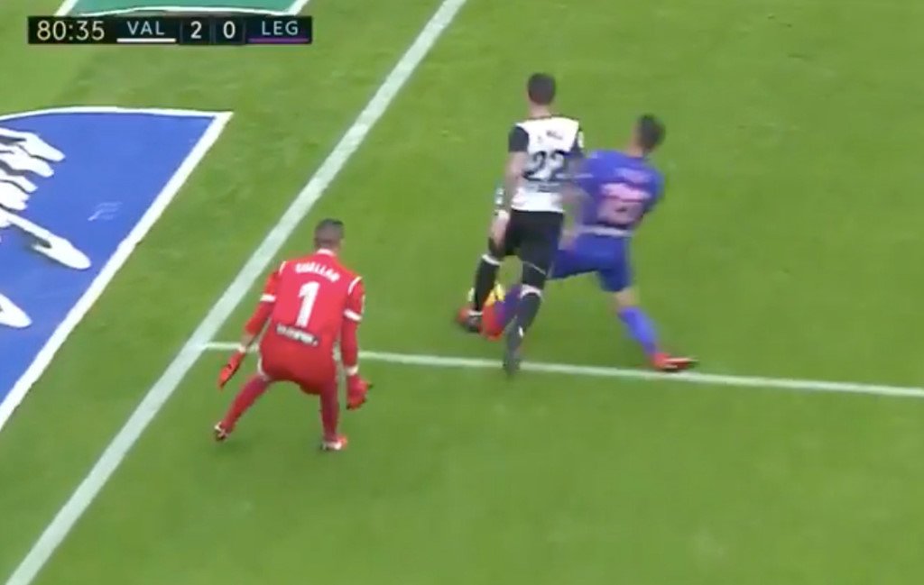 Thắng trận thứ 7 liên tiếp, Valencia bỏ xa Real Madrid 7 điểm